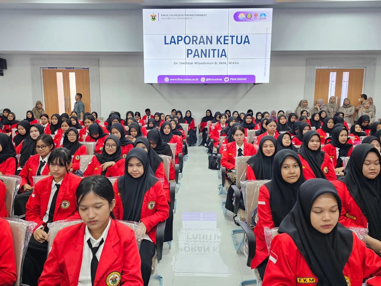 Mahasiswa baru FKM Unhas terlihat antusias menyimak laporan Ketua Panitia, Dr. Owildan Wisudawan, dalam acara pembukaan PKKMB 2025. Sebanyak 437 mahasiswa siap mengawali perjalanan akademis mereka sebagai calon insan kesehatan masyarakat. Kredit: FKM UNHAS.